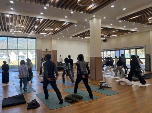 - 1일 선샤인 밀양 테마파크에서 진행한 2025년 밀양시 지방세 담당공무원 연찬회 단체 사진