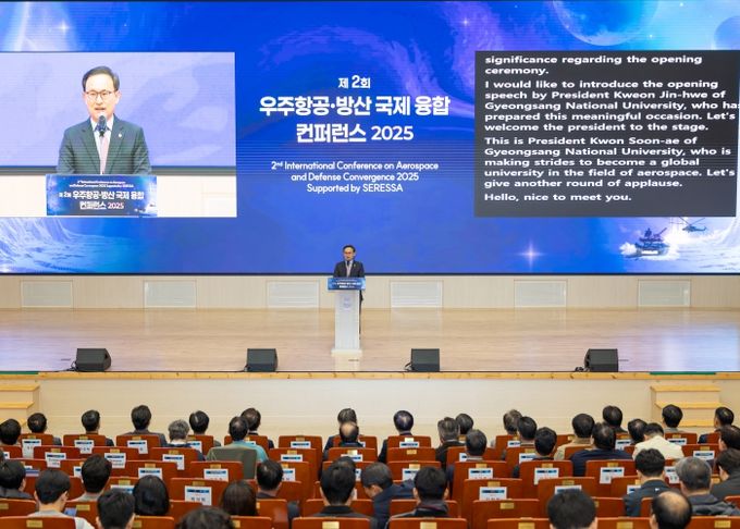 경상국립대학교(GNU)는 11월 24일 오전 10시 가좌캠퍼스 GNU컨벤션센터 2층 대강당에서 ‘제2회 우주항공·방산 국제 융합 콘퍼런스 2025’를 성황리에 개최했다.