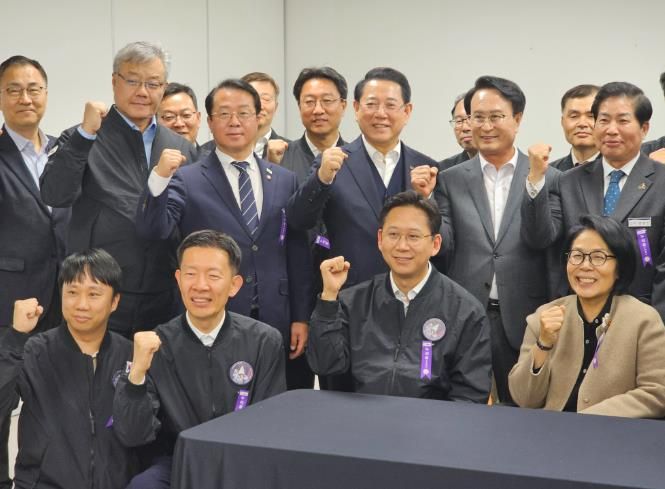 김영록 전라남도지사가 27일 새벽 고흥 나로우주센터에서 한국형발사체 ‘누리호’ 4차 발사 성공을 관계자들과 축하하고 있다.