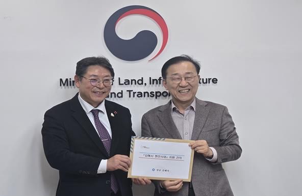 왼쪽부터 홍태용 김해시장, 김윤덕 국토교통부 장관