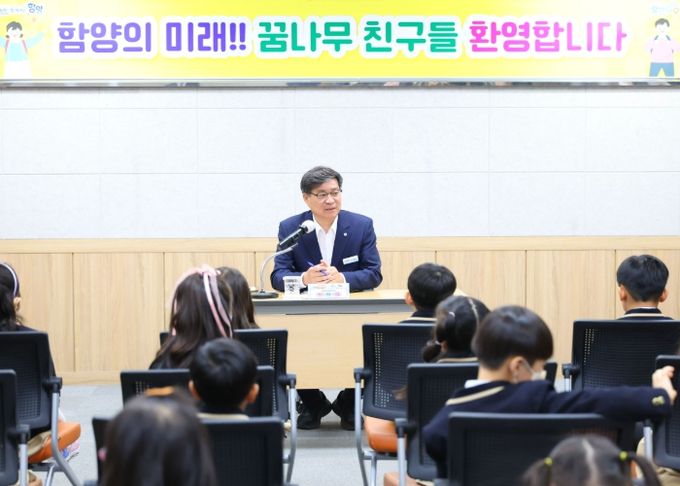 함양군은 12월 2일 군청 소회의실에서 꿈나무유치원 원아 31명과 교사 4명이 군청을 방문해 ‘군수와의 만남’ 시간을 가졌다고 밝혔다.