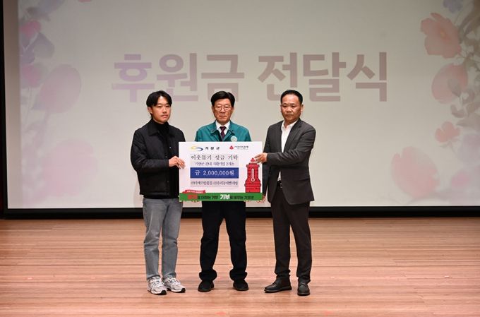 왼쪽부터 ㈜더깨끗한환경 허지민 대표, 정종복 기장군수, ㈜우리동네빨래방 이을재 대표가 성금을 기탁한 후 기념촬영을 하고 있다