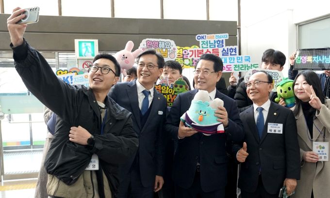 8일 영암군민회관 대회의실에서 열린 ‘영암군 정책비전 투어’ 행사에 참석한 김영록 전라남도지사가 영암군청 직원들과 함께 기념촬영을 하고 있다.