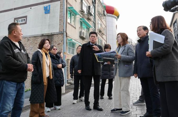 인천 중구, 동화마을 벽화 리뉴얼 사업 추진 중‥지난 10일 김정헌 구청장 현장 방문