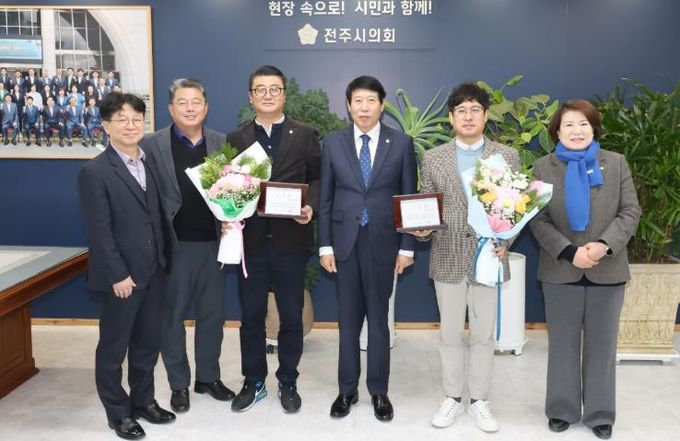 전주시의회, 김성규·김정명 의원 2025 행정사무감사 우수위원 감사패