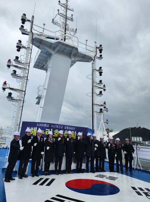 전남·경북·인천·경남·충남 등 5개 시도교육청과 교육부, 해양수산부 관계자들이 12일 해누리호에서 기념촬영을 하고 있다.