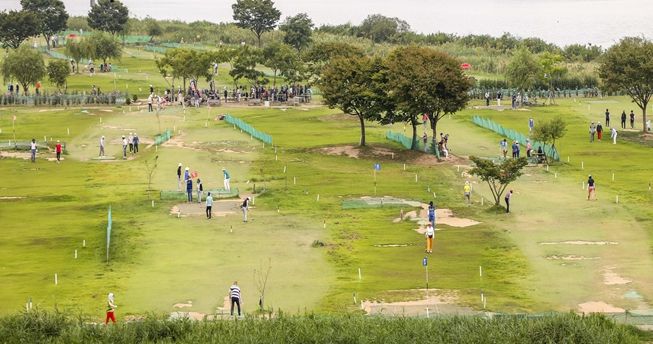 45홀에서 90홀로 증설하여 개장한 대저생태공원에서 파크골프를 즐기는 주민들 모습