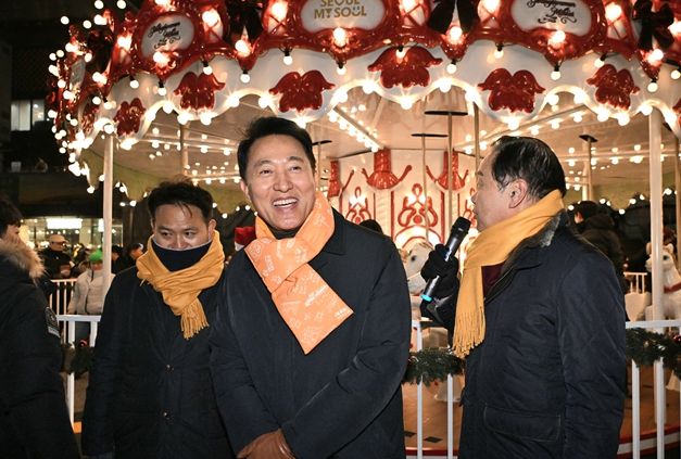 오세훈 서울시장이 12일(금) 서울윈터페스타 개막식 참석 후 광화문광장의 '크리스마스 마켓'을 둘러보고 있다.