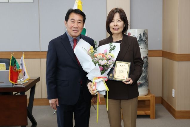 한국필립모리스(주) 윤희경 대표이사, 도지사 표창 수상