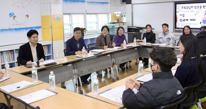 김대중 교육감과 희양중학교 교육가족들이 남녀공학 전환 성과 공유 및 발전 방안을 논의하고 있다.