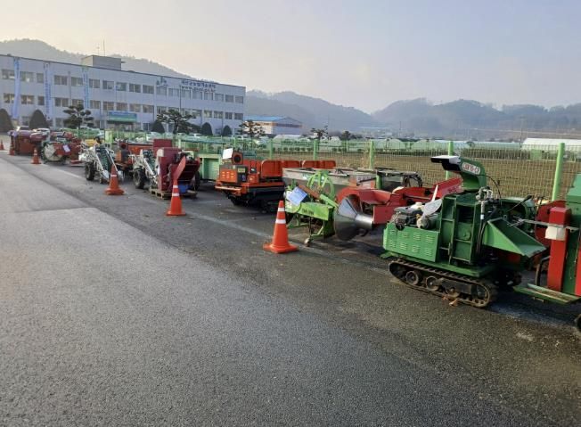 농업기술센터 앞에 농기계가 전시되어있다