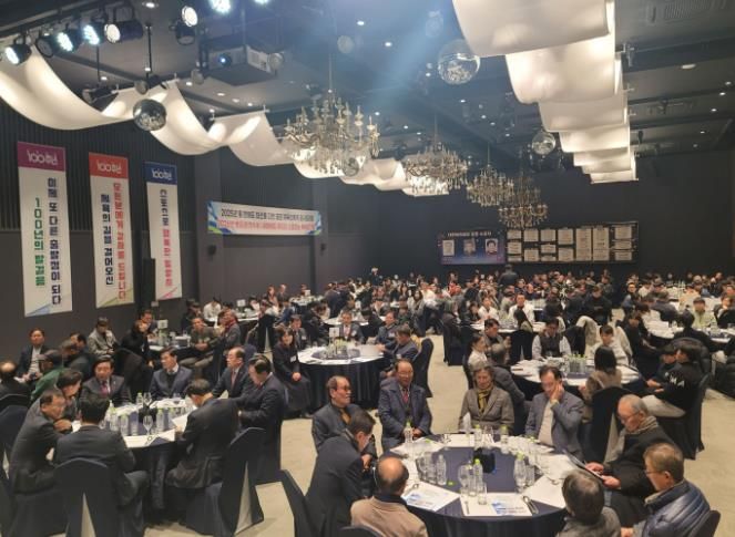 호텔 아리나에서 열린 ‘2025년 밀양체육 100주년 기념, 밀양시체육상 시상식 및 체육인의 밤’ 행사 모습