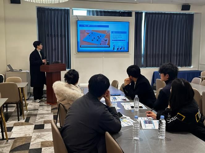 강북영재교육원 지도 강사들이 22일 보람컨벤션센터에서 영역별 연수에 참여하고 있다