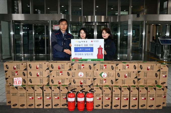 왼쪽부터 김창열 대표, 신계순 기장군 노인장애인복지과장, 박인화 대표가 기탁식을 진행하고 있다.