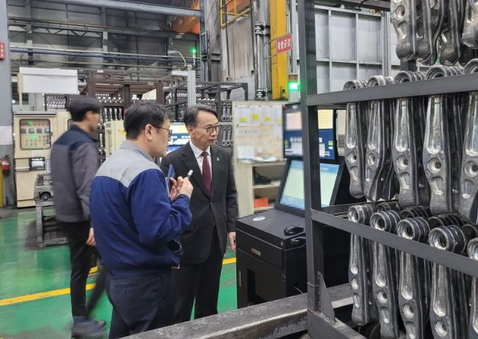 중소기업 현장을 찾은 김명주 경제부지사