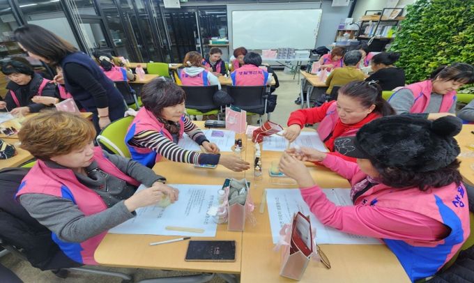 - 밀양시농업기술센터의 농촌 치유 프로그램 운영 모습