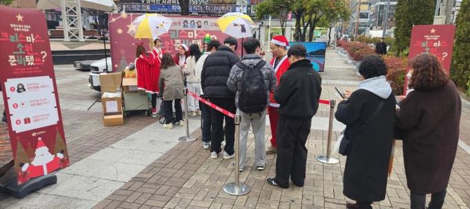 “시민 여러분~, 크리스마스 소원 준비됐쓰?”