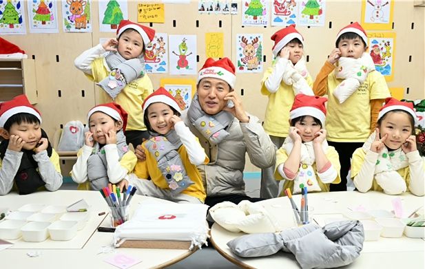 오세훈 서울시장이 24일(수) 광진구 뚝섬한강공원 자벌레 '한강플플' 키즈카페에서 아이들과 사랑의 목도리를 만든 후 기념촬영 하고 있다.