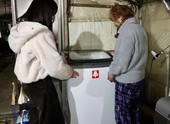 밀양시 지역사회보장협의체가 단장면에 거주하는 어르신 가구에 세탁기를 지원하고, 설치 상태를 확인하고 있다.