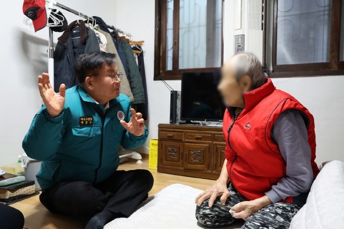 박강수 마포구청장이 한파 속 어르신의 안부를 살피고 있다.