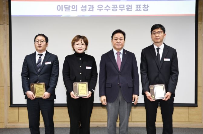 ‘이달의 성과 우수공무원’ 3명 표창장 수여식