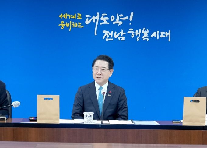 김영록 전라남도지사가 30일 도청 서재필실에서 실국장 정책회의를 주재하고 도정 현안에 대해 논의하고 있다.