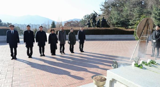 창원특례시의회, 새해 충혼탑 참배...“시민 위한 헌신”