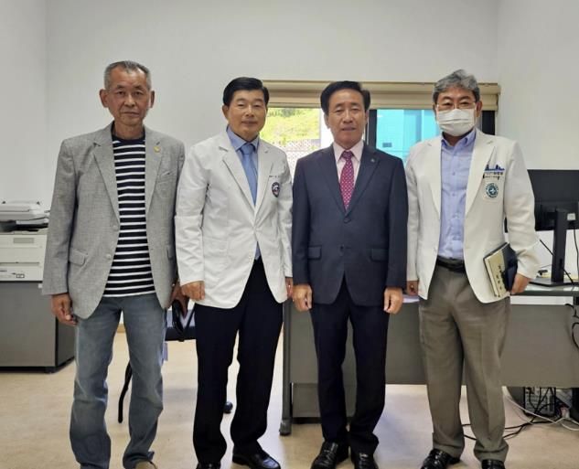 왼쪽부터 유금식 단양군배구협회장, 정재훈 병원장, 김문근 단양군수, 최병용 단양군보건의료원장