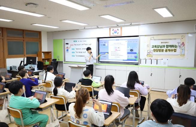 동부초 이광해 교사가 디지털 기반 학생 맞춤교육을 하고 있다(지난 5월 9일)