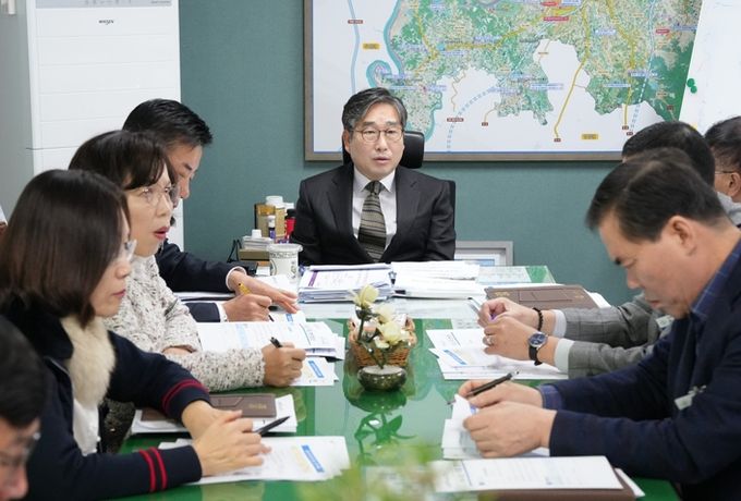 강상구 부시장(가운데)이 지난 6일 국장, 부서장들과 함께 2026년 정부 업무계획 선제 대응을 위해 회의를 개최했다.