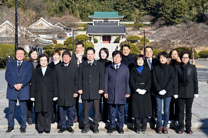 해운대구의회 의원들이 8일 충렬사 참배 후 기념촬영을 하고 있다.