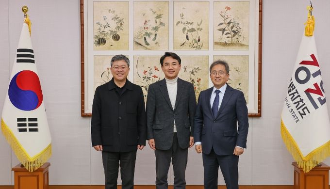 도청 통상상담실에서 박정하, 송기헌 국회의원과 간담회