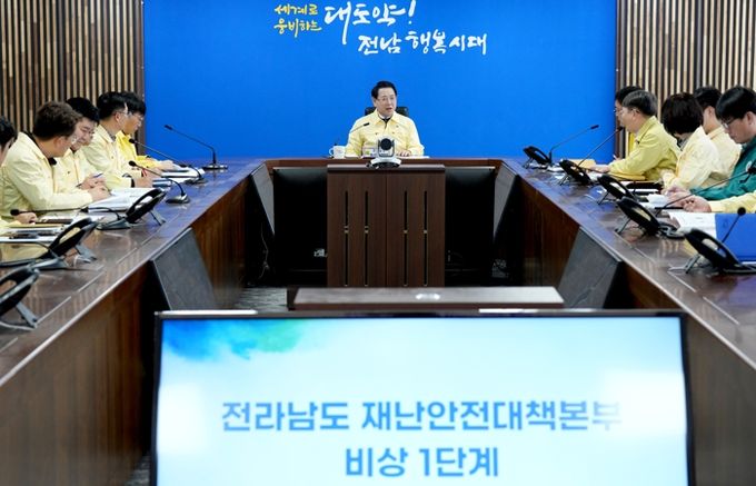 김영록 전라남도지사가 11일 도청 재난종합상황실에서 대설·한파 대처상황 점검회의를 주재하고 있다.