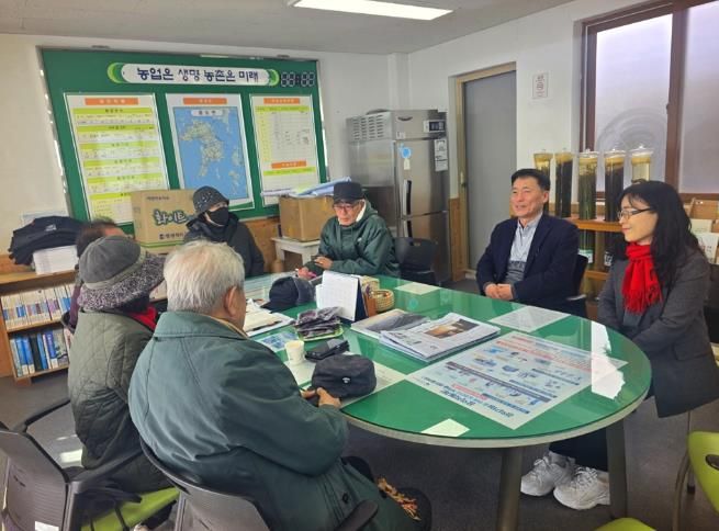 지난 7일, 농업기술센터 증도지소에서 관계 공무원 및 농업인들이 당면 영농 및 현안사업 등에 대하여 정보를 나누고 있다.