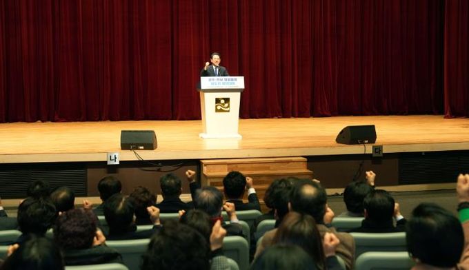 김영록 전라남도지사가 13일 도청 김대중강당에서 열린 ‘광주·전남 행정통합 사회단체 범도민 결의대회’에서 인사말을 하고 있다.