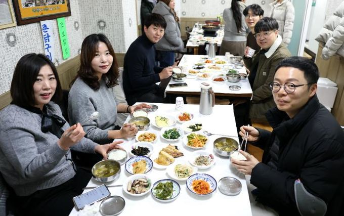 관광객 들이 강진 관내 식당을 이용하고 있다.