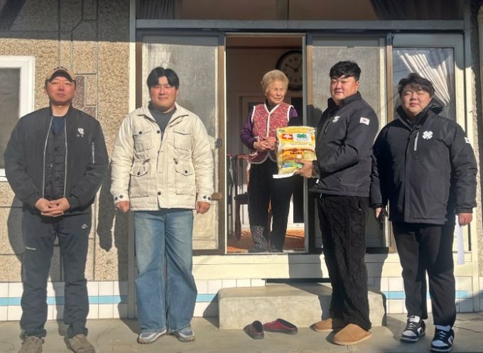 情을 나누는 청년 농업인들