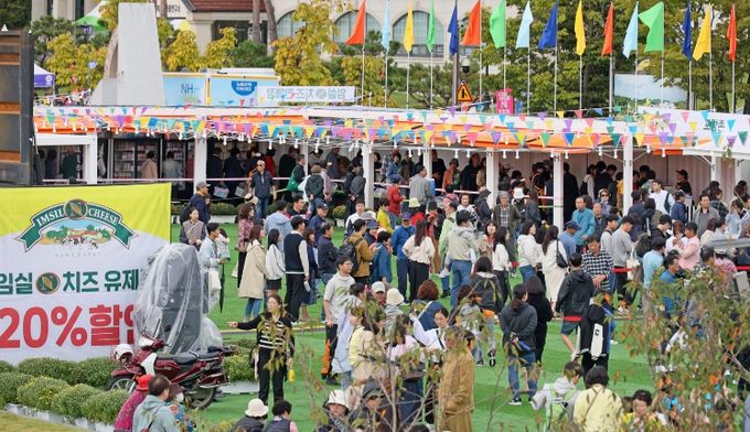 임실엔치즈클러스터, 임실N치즈 통합물류 경쟁력 입증3(치즈구입 위해 줄 서있는 관광객들)