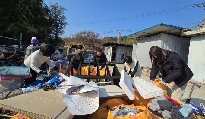 고성군 주민생활과, 기월리 화재 피해 가구 물품 전달
