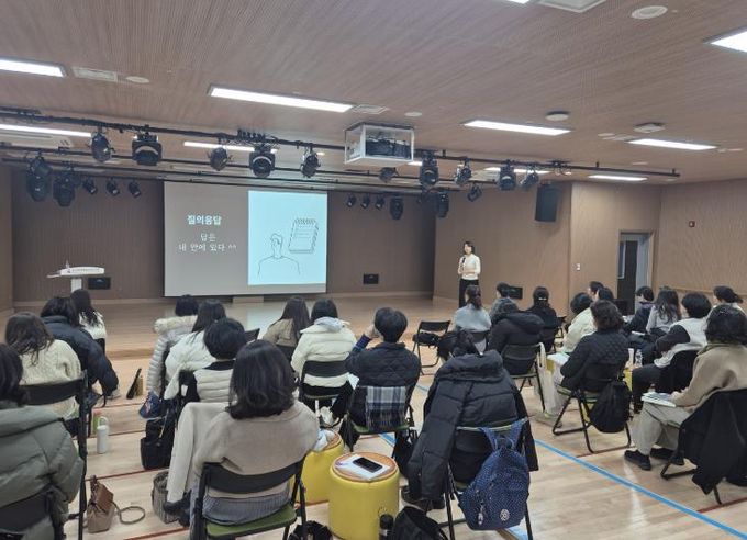 유치원, 초중등 교원들이 15일 울산교육연수원에서 ‘소담소담 상담 역량 강화 직무연수’를 듣고있다