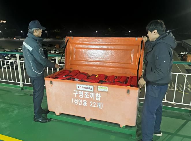 사천해경이 '25년 12월, 동절기 대비 연안여객선 점검 중인 모습