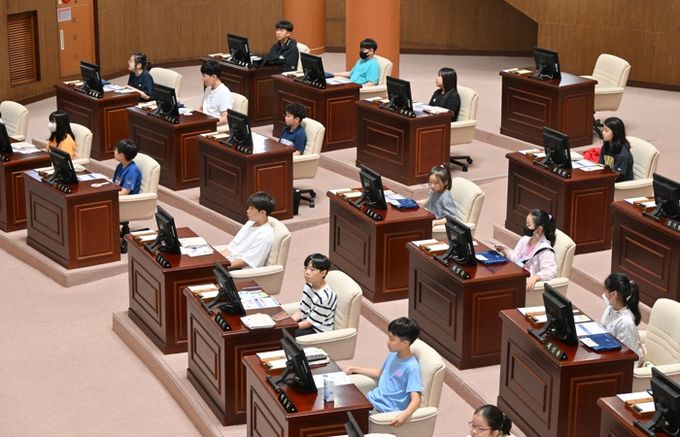 “진주시의회, 겨울방학에도 반갑-데이(DAY)” 청소년 견학 프로그램 운영