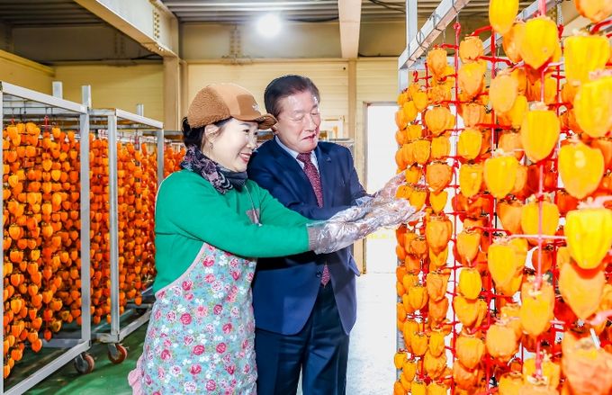 조근제 함안군수, 곶감 농가 방문 현장