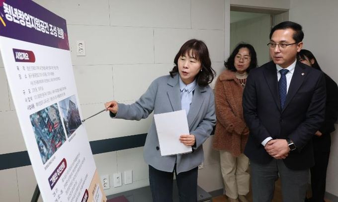 박희조 동구청장이 청년창업지원공간을 둘러보며 관계자들과 현장 점검을 하고 있다