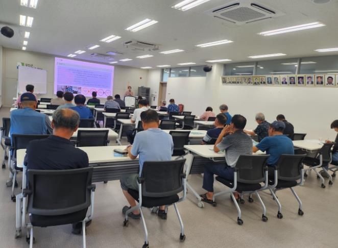 강진군 농업기술센터에서 진행중인 유용 미생물 활용 교육 모습.