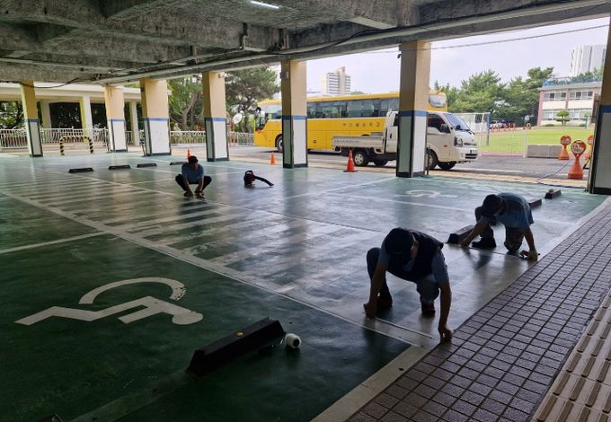 학교 시설지원 모습(주차선 도색, 넝쿨 제거, 수목 전정)