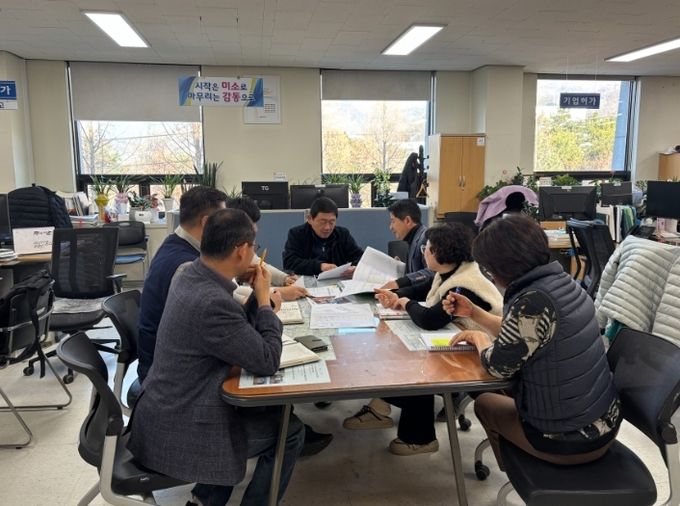관내 민원인을 대상으로 인·허가 사전 컨설팅을 진행하고 있는 모습