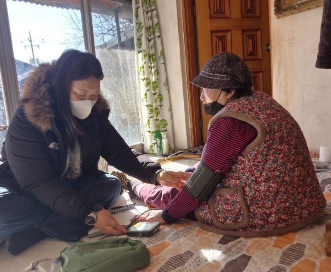 밀양시 방문 전담 간호사가 어르신 가정을 방문해 혈압 측정 등 건강 상태를 확인하고 있다.