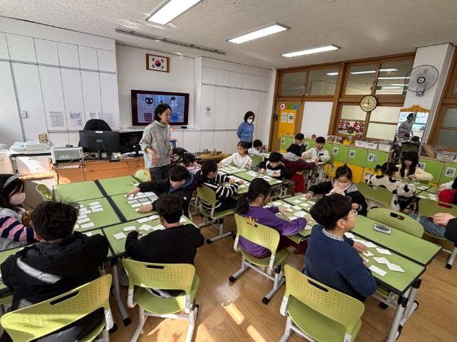 삼산초 늘봄학교 학생들이 27일 교실에서 절기별 놀이와 세시 풍습 문화 독후활동을 하고있다