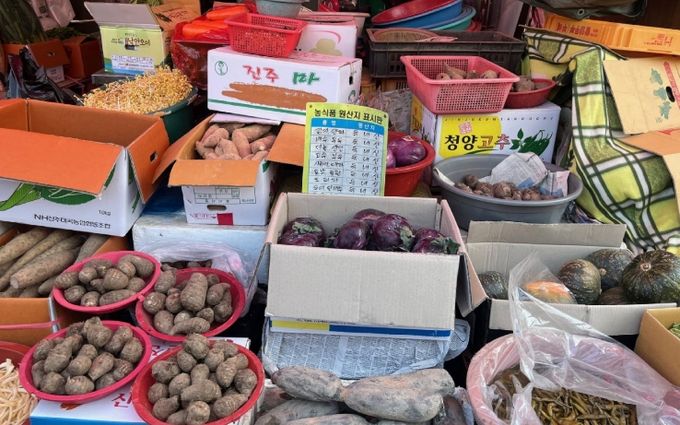 진주시, 설명절 대비 ‘농산물 원산지 표시 지도·점검’ - 전통시장 원산지표시 사례